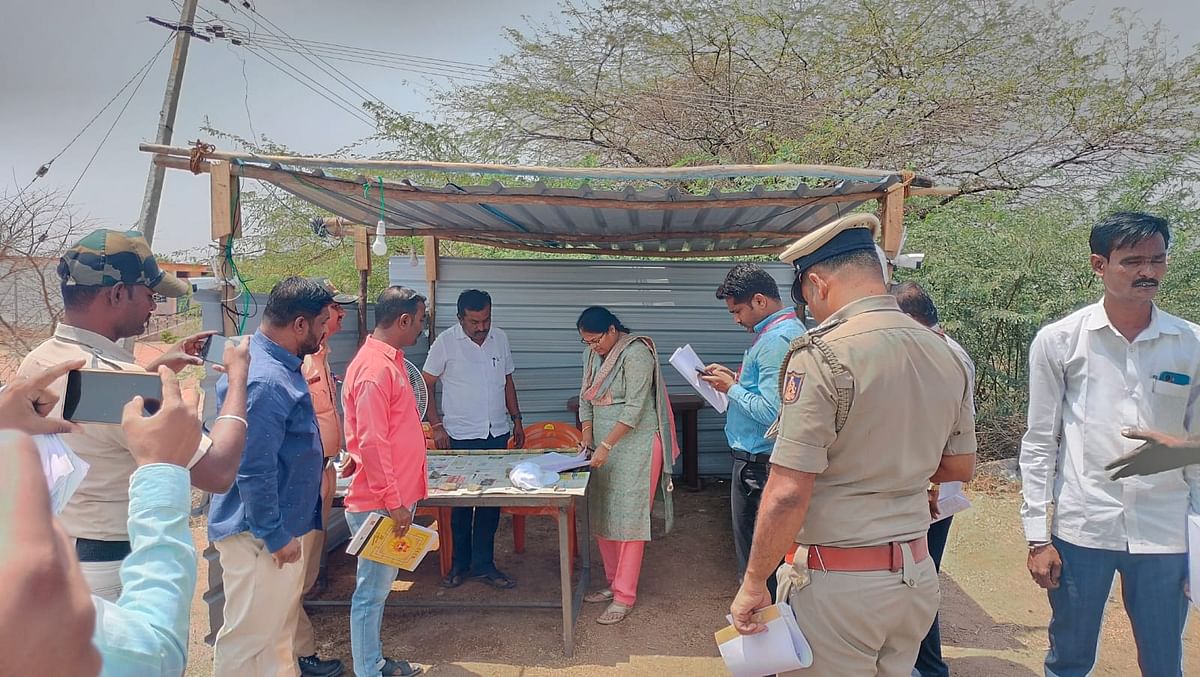 ಹುಣಸಗಿ ತಾಲ್ಲೂಕಿನ ಮಾಳನೂರು ಗ್ರಾಮದ ಗಡಿಭಾಗದಲ್ಲಿರುವ ಚೆಕ್ ಪೋಸ್ಟ್ ಗೆ ಜಿಲ್ಲಾಧಿಕಾರಿ ಡಾ. ಸುಶೀಲಾ. ಆರ್ ಭೇಟಿ ನೀಡಿ ಪರಿಶೀಲನೆ ನಡೆಸಿದರು