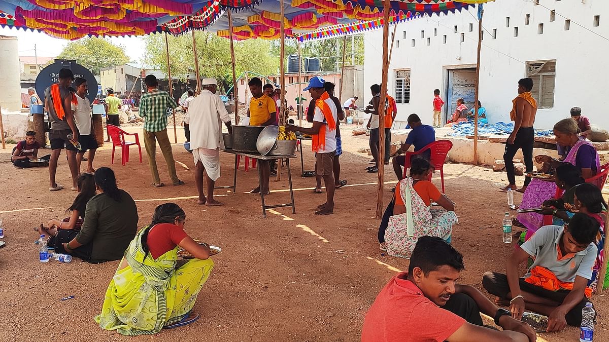 ಹುನಗುಂದ: ಪಾದಯಾತ್ರಿಗಳಿಗೆ ಪ್ರಸಾದ ವ್ಯವಸ್ಥೆ