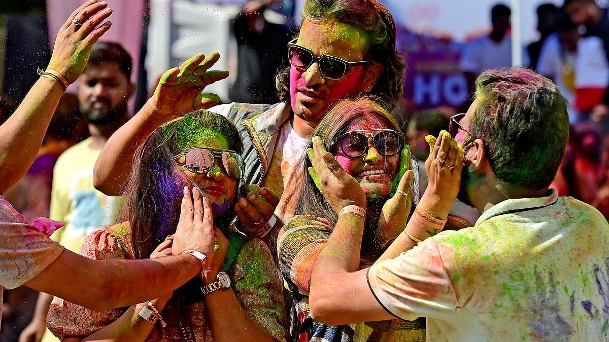 Holi Celebration 2024 | ಬಣ್ಣದೋಕುಳಿಯಲ್ಲಿ ಮಿಂದೆದ್ದ ಯುವ ಜನರು