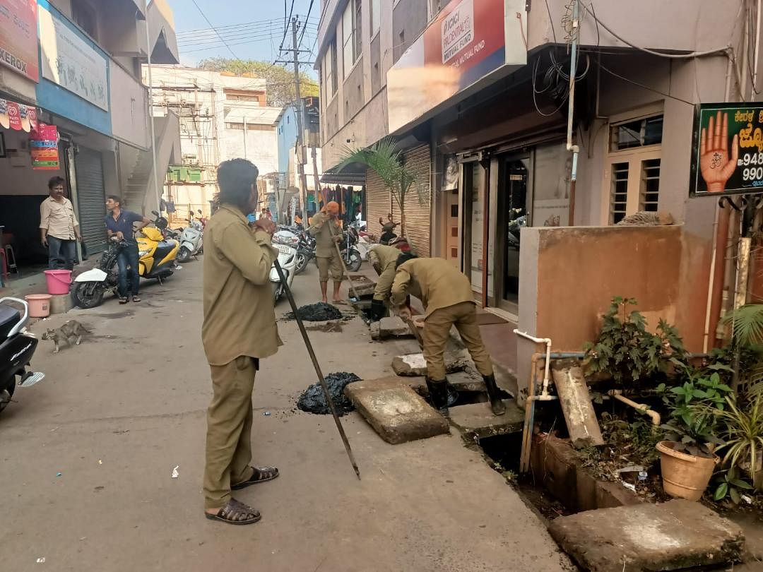 ಹಳಿಯಾಳದ ಸಾರಿಗೆ ನಿಲ್ದಾಣಕ್ಕೆ ಸಾಗುವ ಮಾರ್ಗದ ಬಡಾವಣೆಗಳಲ್ಲಿನ ಕಾಲುವೆ ಗಳಲ್ಲಿ  ತುಂಬಿದ ಕಸವನ್ನು ಮಳೆಗಾಲದ ಪೂರ್ವ ಸಿದ್ಧತೆಗಾಗಿ  ಪುರಸಭೆಯಿಂದ ಸ್ವಚ್ಛಗೊಳಿಸುತ್ತಿರುವುದು.