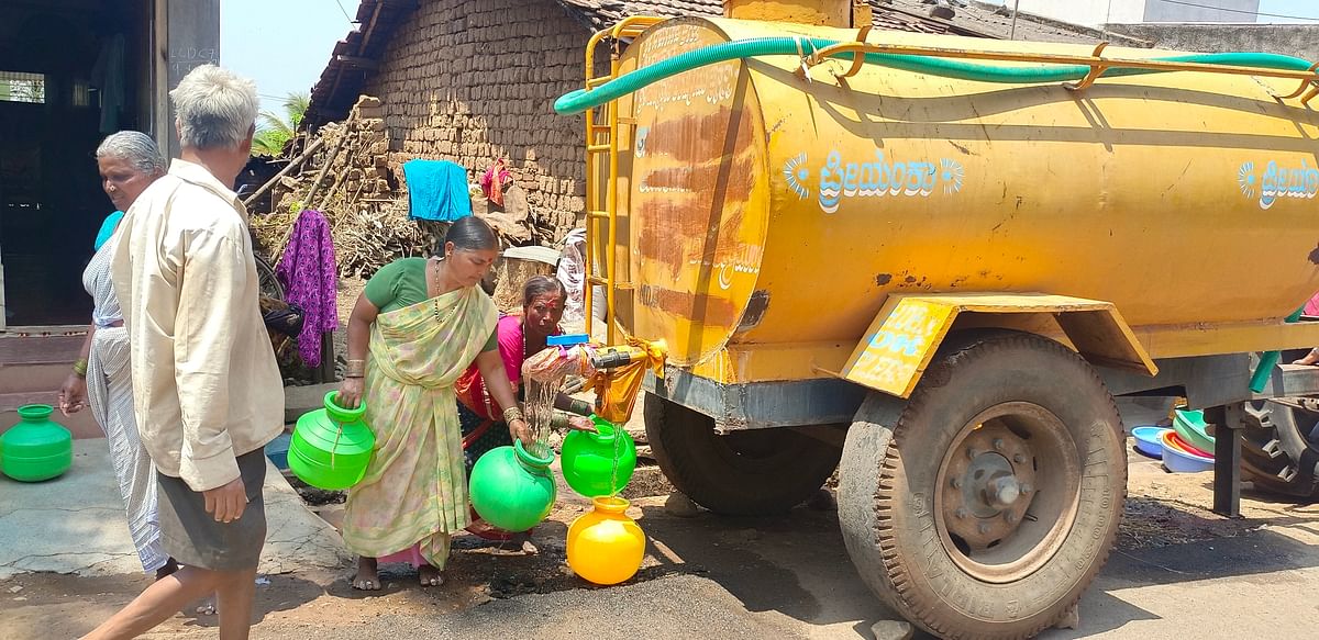 ಬೆಳಗಾವಿ ತಾಲ್ಲೂಕಿನ ಮಾಸಗೊಂಡನಹಟ್ಟಿಯಲ್ಲಿ ಗ್ರಾಮ ಪಂಚಾಯ್ತಿಯವರು ಟ್ಯಾಂಕರ್‌ ಮೂಲಕ ನೀರು ಪೂರೈಸುತ್ತಿರುವುದು