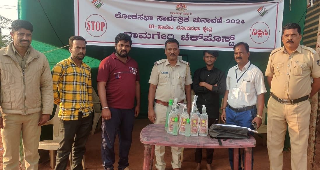 ಬಸ್‍ನಲ್ಲಿ ಅಕ್ರಮವಾಗಿ ಸಾಗಿಸುತ್ತಿದ್ದ ಮದ್ಯವನ್ನು ಲಕ್ಷ್ಮೇಶ್ವರ ತಾಲ್ಲೂಕಿನ ರಾಮಗೇರಿ ಚೆಕ್‌ಪೋಸ್ಟ್‌ನಲ್ಲಿ ಪೊಲೀಸರು ವಶ ಪಡಿಸಿಕೊಂಡರು