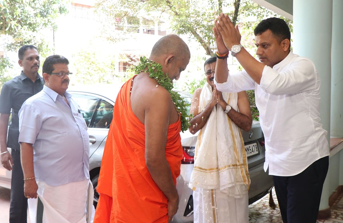 ಮಂಗಳೂರಿನಲ್ಲಿ ಕ್ಯಾ.ಬೃಜೇಶ್ ಚೌಟ ಅವರು ಉಡುಪಿ ಪೇಜಾವರ ಮಠದ ವಿಶ್ವಪ್ರಸನ್ನತೀರ್ಥರಿಂದ ಶನಿವಾರ ಆಶೀರ್ವಾದ ಪಡೆದರು