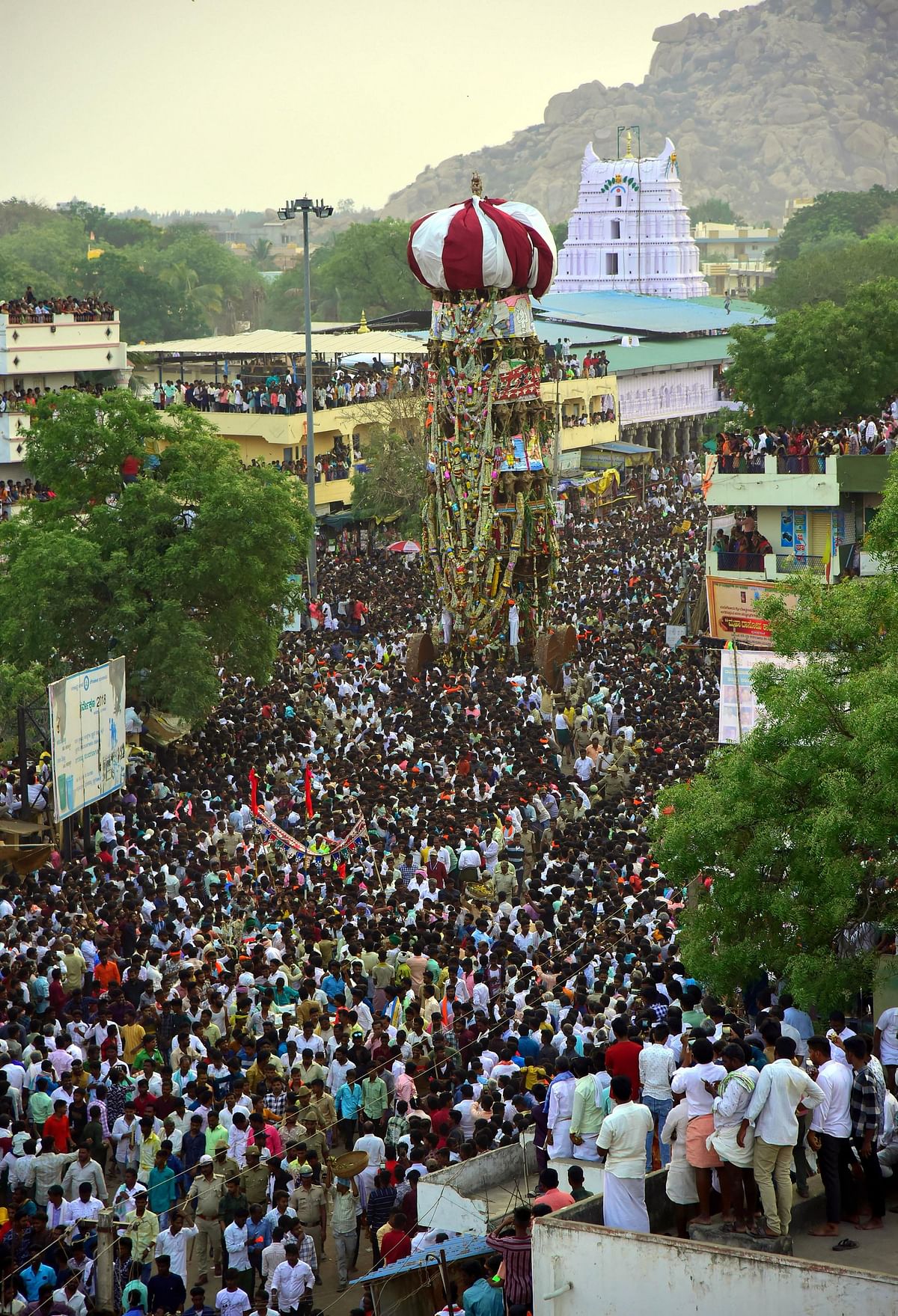 ಕುರುಗೋಡಿನಲ್ಲಿ ಸೋಮವಾರ ಜರುಗಿದ ದೊಡ್ಡ ಬಸವೇಶ್ವರ ಸ್ವಾಮಿ ಮಹಾ ರಥೋತ್ಸವದಲ್ಲಿ ಭಾಗವಹಿಸಿದ್ದ ಅಗಣಿತ ಭಕ್ತರು