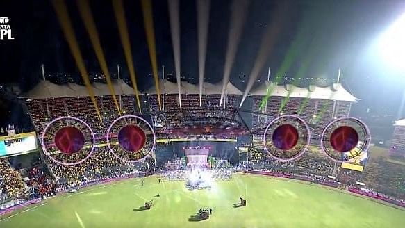 IPL Opening Ceremony: ಬೆಳಕಿನ ಚಿತ್ತಾರದ ನಡುವೆ ಅಕ್ಷಯ್, ಟೈಗರ್ ನೃತ್ಯದ ಝಲಕ್