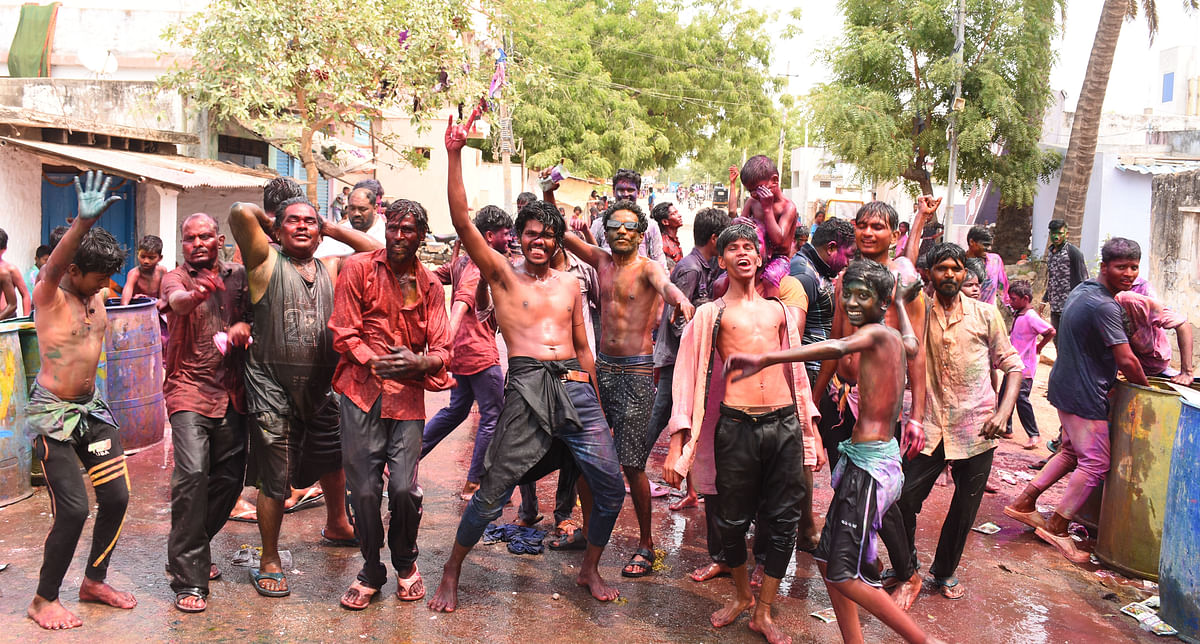 ಯಾದಗಿರಿ ನಗರದ ಕೋಟಗೇರಾ ವಾಡಾದಲ್ಲಿ ಬಣ್ಣ ಎರಚಿಕೊಂಡು ಕುಣಿದು ಸಂಭ್ರಮಿಸಿದ ಯುವಕರು 