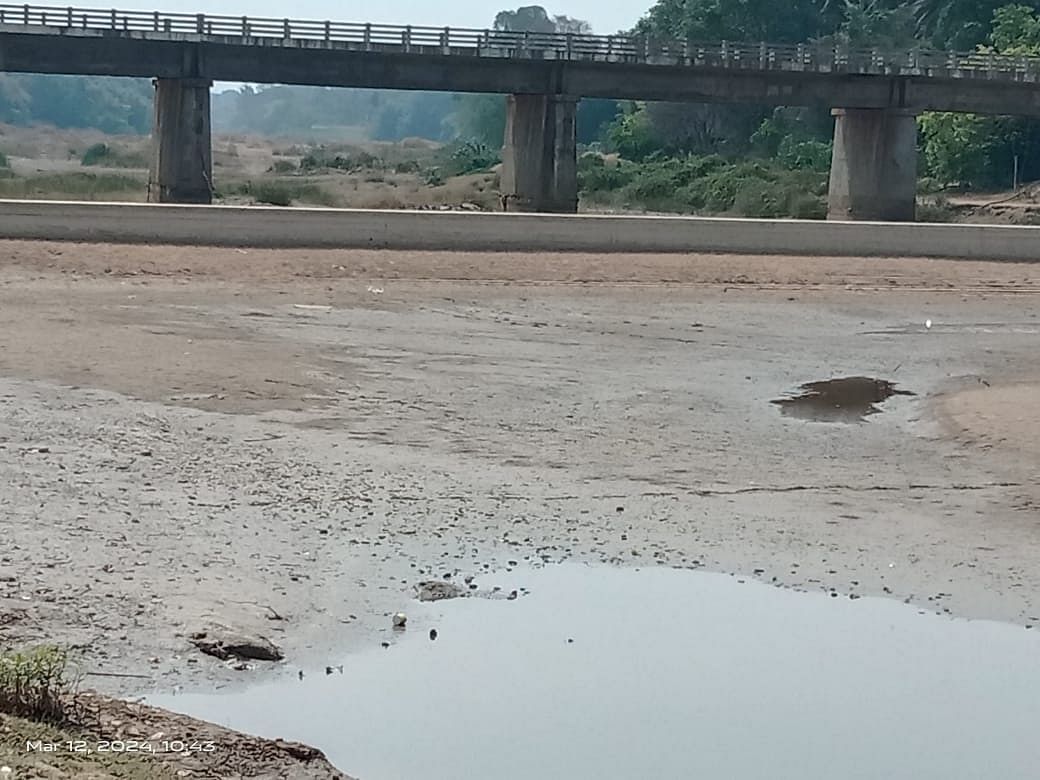 ಹುಲಿಯೂರುದುರ್ಗಕ್ಕೆ ಕುಡಿಯುವ ನೀರು ಪೂರೈಸುವ ಶಿಂಷಾ ಪಾತ್ರದ ಹೊಂಡದಲ್ಲಿ ನೀರು ಬತ್ತಿದೆ