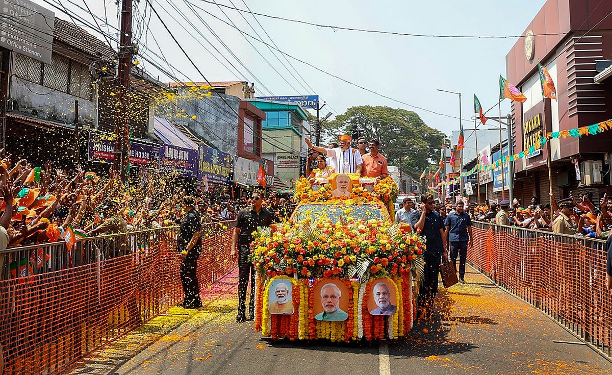 ಕೇರಳದ ಪಾಲಕ್ಕಾಡ್‌ನಲ್ಲಿ ಮಂಗಳವಾರ ಪ್ರಧಾನಿ ನರೇಂದ್ರ ಮೋದಿ ಅವರು ಹೂವಿನ ಅಲಂಕೃತ ವಾಹನದಲ್ಲಿ ರೋಡ್‌ ಶೋ ನಡೆಸಿ ಎನ್‌ಡಿಎ ಅಭ್ಯರ್ಥಿಗಳ ಪರ ಮತಯಾಚಿಸಿದರು 