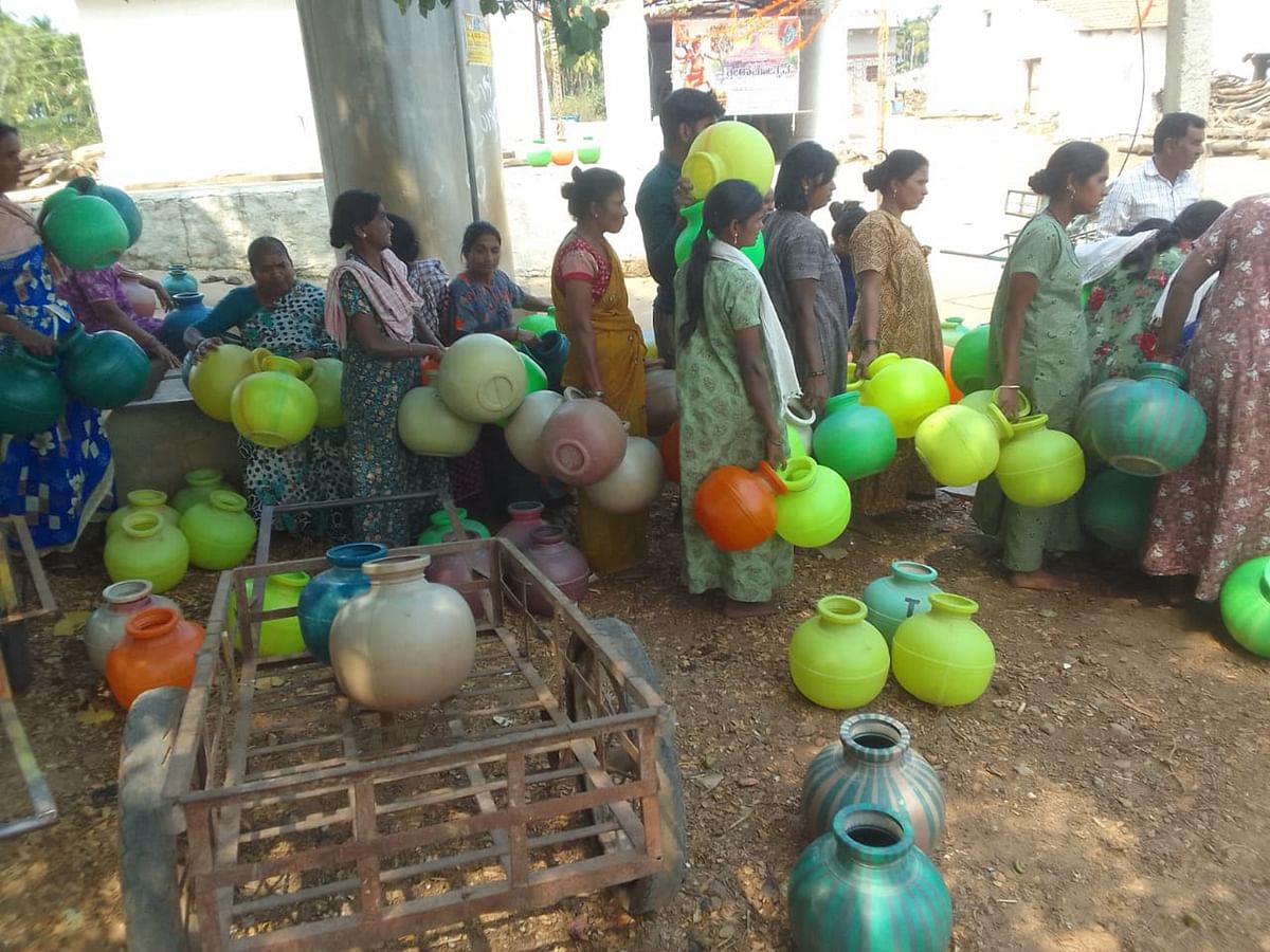 ಹೊಳಲ್ಕೆರೆ ತಾಲ್ಲೂಕಿನ ತಾಳ್ಯ ಹೋಬಳಿಯ ಕುಮ್ಮಿನಘಟ್ಟ ಗ್ರಾಮದಲ್ಲಿ ಕುಡಿಯುವ ನೀರಿಗೆ ಮುಗಿಬಿದ್ದ ಮಹಿಳೆಯರು