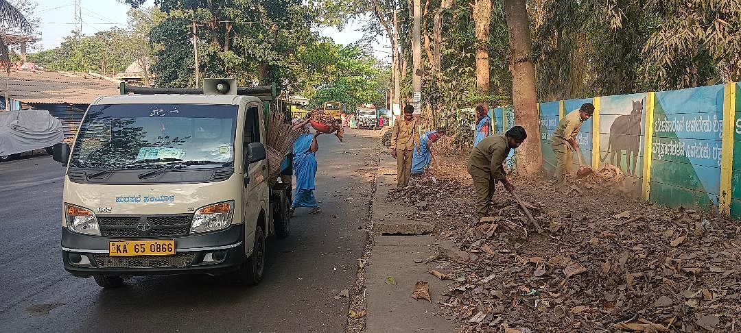 ಹಳಿಯಾಳದ ಅರಣ್ಯ ಇಲಾಖೆ ಅವಾರ ಗೋಡೆಗೆ ಹತ್ತಿರ ಇರುವ ಕಾಲುವೆಯಲ್ಲಿ ತುಂಬಿರುವ ಕಸವನ್ನು ಪುರಸಭೆಯಿಂದ ಸ್ವಚ್ಛಗೊಳಿಸುತ್ತಿರುವುದು.