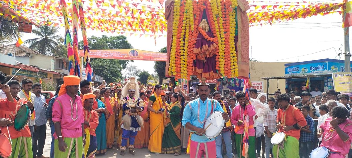 ಮೆರವಣಿಗೆಯಲ್ಲಿ ಗಮನ ಸೆಳೆದ ಪೂಜಾ ಕುಣಿತ