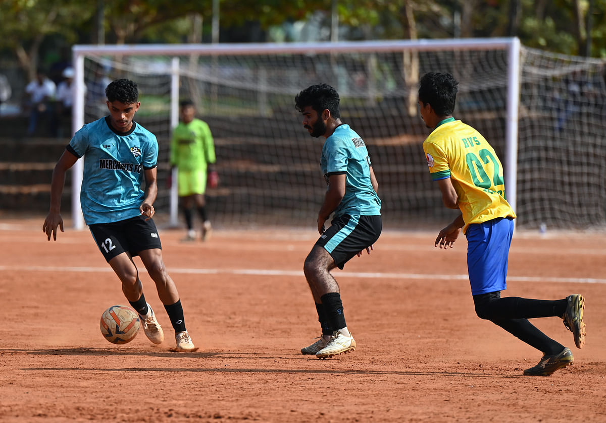 ಬಿವಿಎಸ್ ಬೆಂಗ್ರೆ ಎಫ್‌ಸಿ ಎದುರಿನ ಪಂದ್ಯದಲ್ಲಿ ಮರ್ಚಂಟ್‌ ಎಫ್‌ಸಿಯ ಜಮ್ಶೀರ್‌ ಚೆಂಡಿನೊಂದಿಗೆ ಸಾಗಿದರು –ಪ್ರಜಾವಾಣಿ ಚಿತ್ರ /ಫಕ್ರುದ್ದೀನ್ ಎಚ್