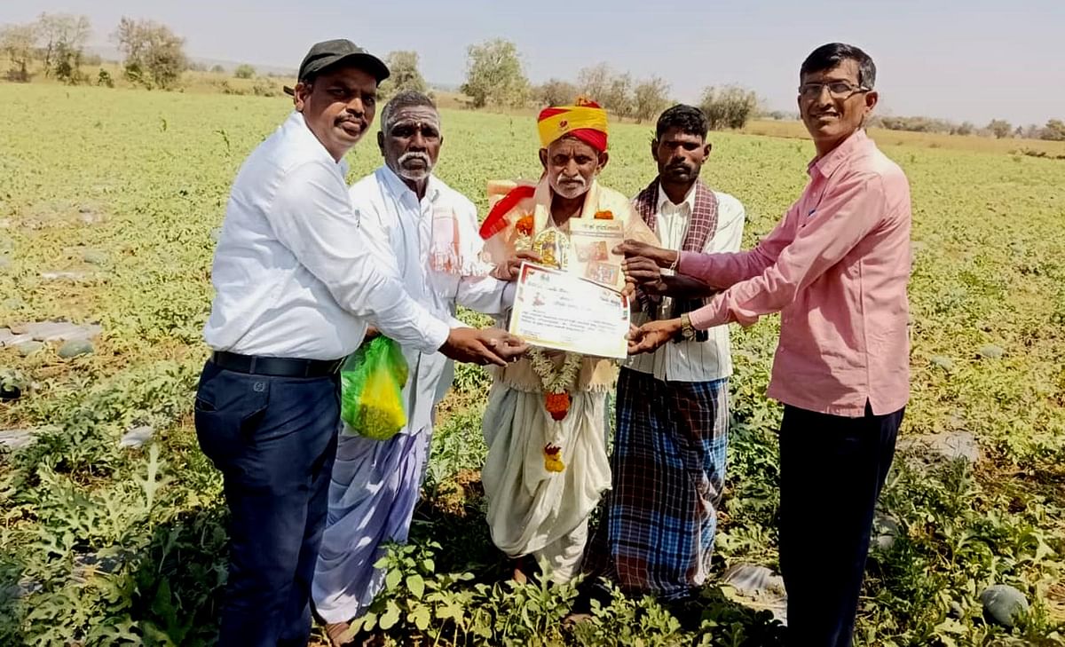 ರಾಣೆಬೆನ್ನೂರು ತಾಲ್ಲೂಕಿನ ಕಾಕೋಳ ಗ್ರಾಮದ ರೈತ ಶಿವಪ್ಪ ನವಲಿ ಅವರನ್ನು ಕರ್ನಾಟಕ ಚುಟುಕು ಸಾಹಿತ್ಯ ಜಿಲ್ಲಾ ಘಟಕದ ಪದಾಧಿಕಾರಿಗಳು ಸನ್ಮಾನಿಸಿ ಪ್ರಶಸ್ತಿ ಪತ್ರ ನೀಡಿದ್ದಾರೆ