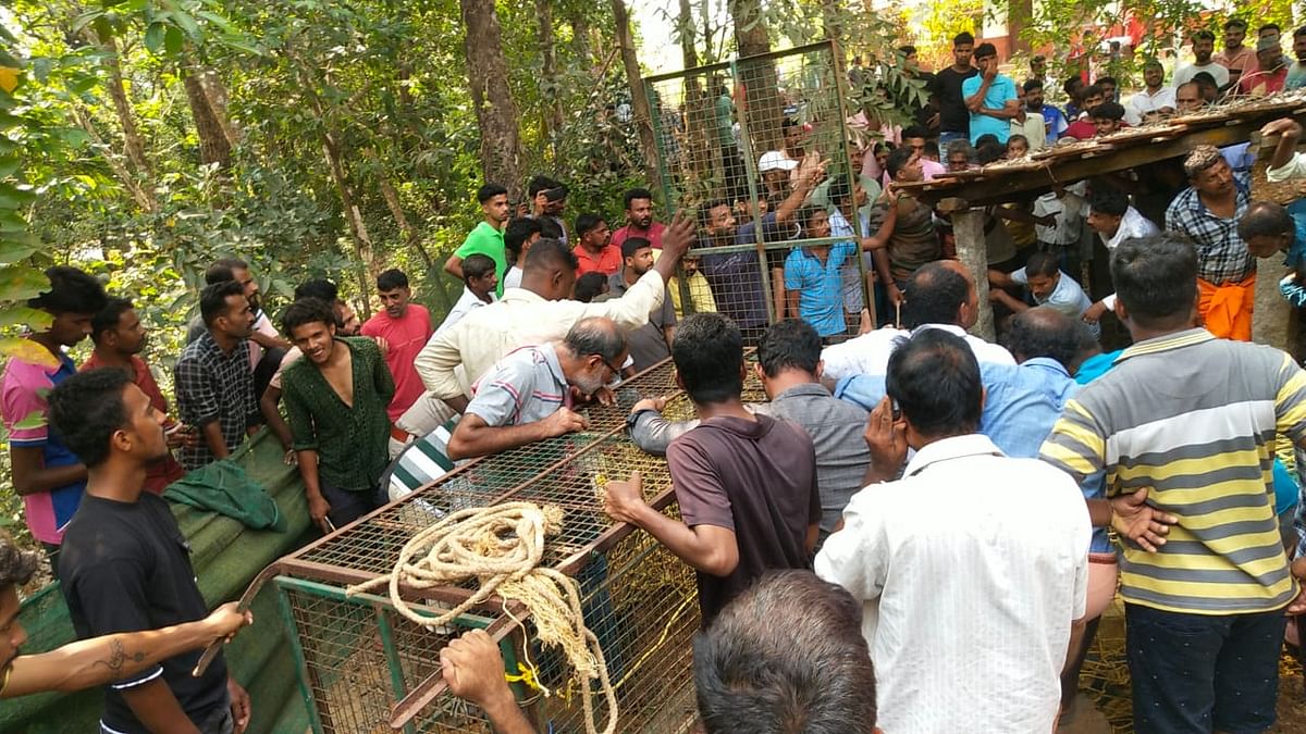 ಕಾರ್ಯಾಚರಣೆ ವೀಕ್ಷಿಸಲು ಸೇರಿದ್ದ ಜನ