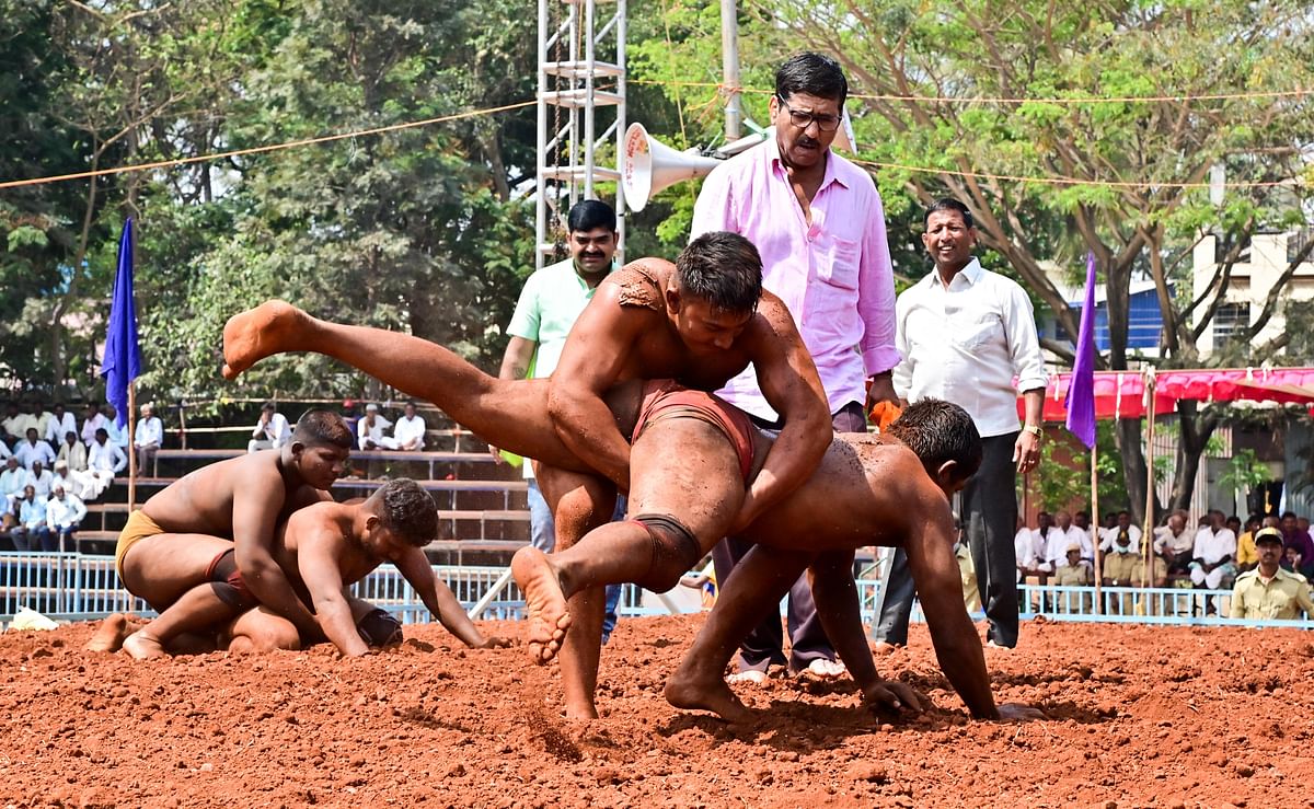 ಕುಸ್ತಿ ಅಖಾಡದಲ್ಲಿ ಕುಸ್ತಿಪಟುಗಳ ಸೆಣಸಾಟ