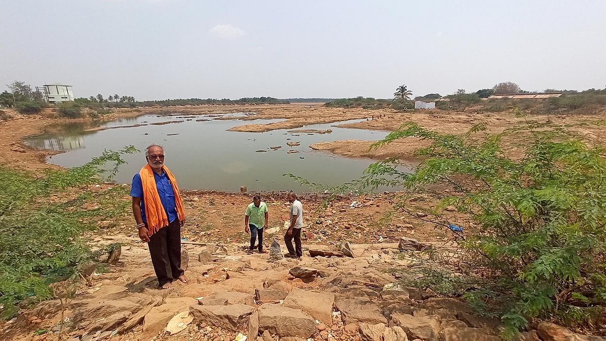 ರಾಣೆಬೆನ್ನೂರಿನ ಗುರುಕೊಟ್ಟೂರೇಶ್ವರ ನಗರದ ದೊಡ್ಡ ಕೆರೆಯಲ್ಲಿ ನೀರು ಕಡಿಮೆಯಾಗಿರುವುದು