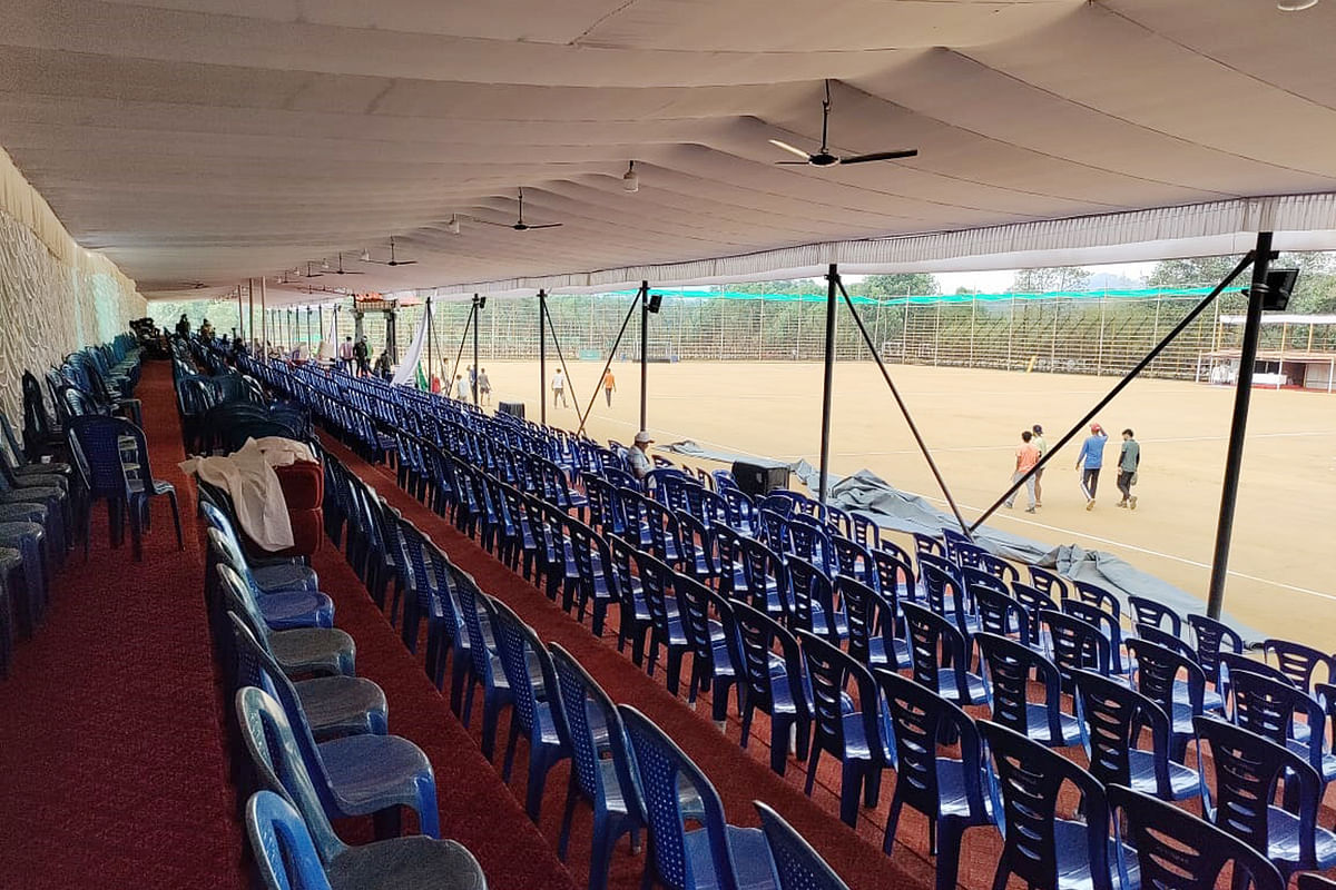 ನಾಪೋಕ್ಲುವಿನಲ್ಲಿ ಆರಂಭವಾಗಲಿರುವ ಹಾಕಿ ಪಂದ್ಯಾವಳಿ ವೀಕ್ಷಿಸಲು ಆಸನ ವ್ಯವಸ್ಥೆ ಮಾಡಿರುವುದು