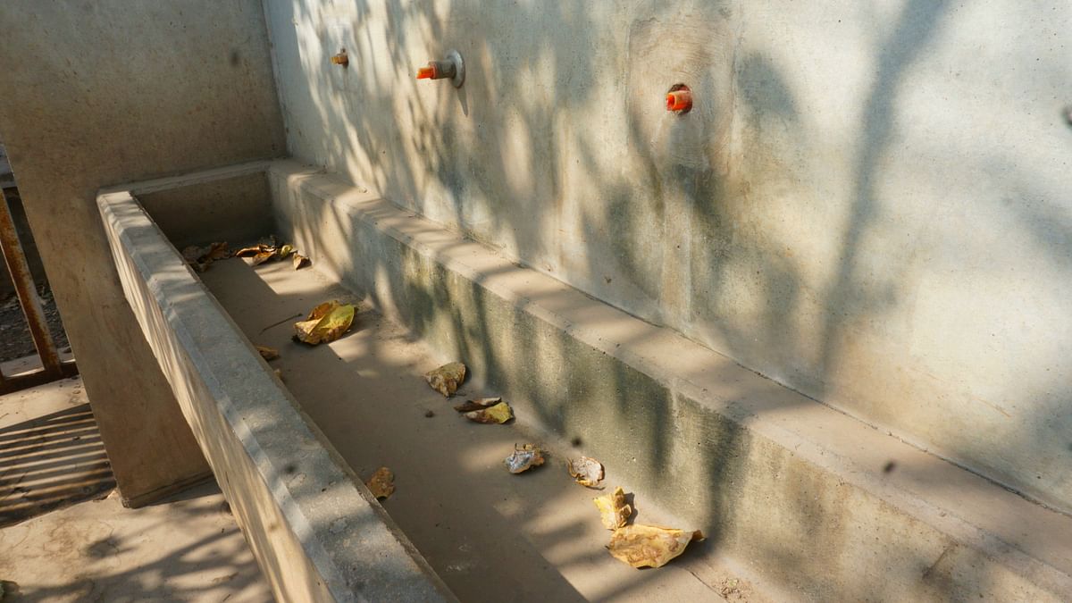 ಎಪಿಎಂಸಿ ಯಾರ್ಡ್‌ನಲ್ಲಿರುವ ಇಂದಿರಾ ಕ್ಯಾಂಟೀನ್‌ನಲ್ಲಿ ಕೈತೊಳೆಯುವ ನಳಗಳನ್ನು ಬಂದ್‌ ಮಾಡಿರುವುದು  