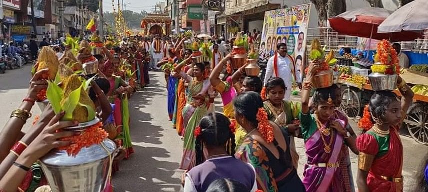 ಮೆರವಣಿಗೆಯಲ್ಲಿ ಸಾಗಿ ಬಂದ ಕಳಶ ಹೊತ್ತ ವಿದ್ಯಾರ್ಥಿನಿಯರು