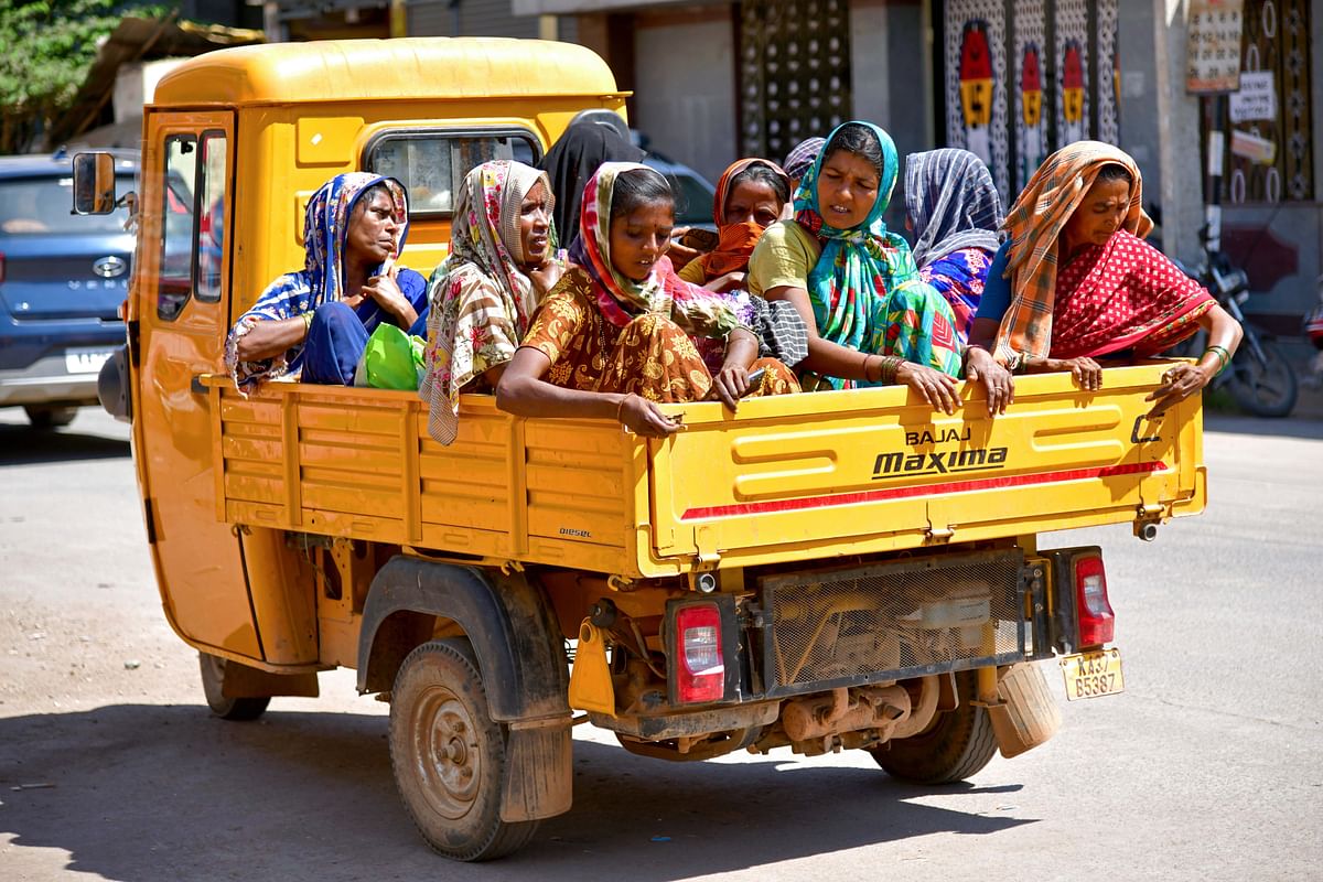 ಕೊಪ್ಪಳದಲ್ಲಿ ಉರಿಬಿಸಿಲಲ್ಲೂ ಟಂಟಂ ಏರಿ ಕೆಲಸಕ್ಕೆ ಹೊರಟ ಕಾರ್ಮಿಕ ಮಹಿಳೆಯರು