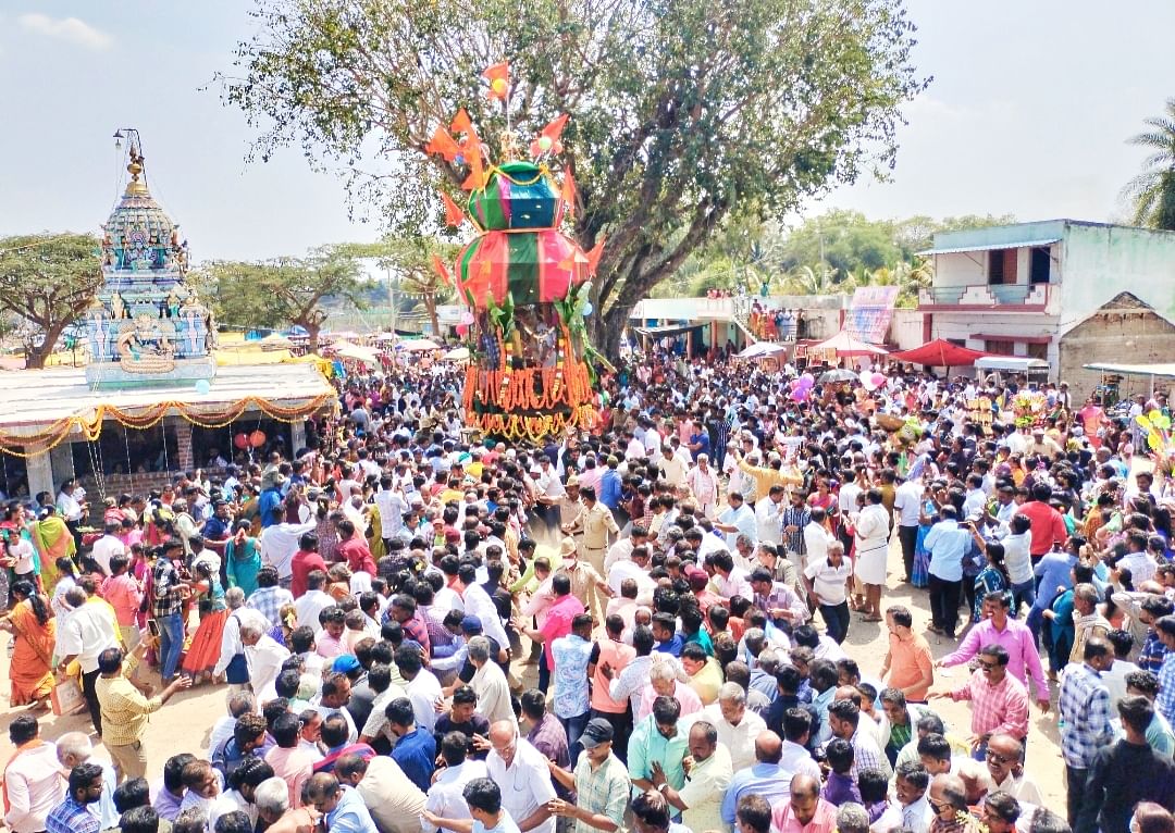 ನಾಗಮಂಗಲ ತಾಲ್ಲೂಕಿನ ಸೋಮನಹಳ್ಳಮ್ಮ ದೇವಿಯ ಬ್ರಹ್ಮರಥೋತ್ಸವವು ಭಾನುವಾರ ಸಾವಿರಾರು ಭಕ್ತರ ಸಮ್ಮುಖದಲ್ಲಿ ವಿಜೃಂಭಣೆಯಿಂದ ಜರುಗಿದ್ದು ಭಕ್ತರು ತೇರನ್ನು ಎಳೆದು ಸಂಭ್ರಮಿಸಿದರು.