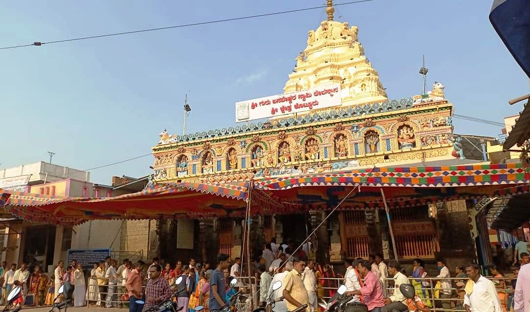 ಕೊಟ್ಟೂರೇಶ್ವರ ಸ್ವಾಮಿಯ ಹಿರೇಮಠದ ಹೊರನೋಟ