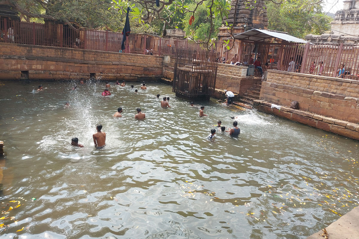 ಚಿಕ್ಕ ಮಹಾಕೂಟೇಶ್ವರ ದೇವಾಲಯದ ಬಳಿಯ ವಿಷ್ಣು ಪುಷ್ಕರಣಿಯಲ್ಲಿ ಪುಣ್ಯಸ್ನಾನ ಮಾಡಿದ ಭಕ್ತರು