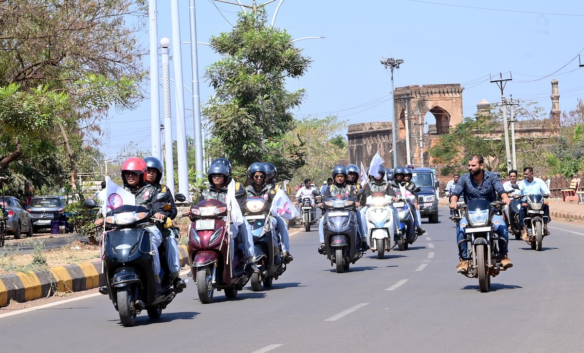 ಅಂತರರಾಷ್ಟ್ರೀಯ ಮಹಿಳಾ ದಿನಾಚರಣೆ ಅಂಗವಾಗಿ ಬೀದರ್‌ ಜಿಲ್ಲಾ ಪೊಲೀಸ್‌ ಇಲಾಖೆಯ ಅಕ್ಕ ಪಡೆಯವರು ನಗರದಲ್ಲಿ ಶುಕ್ರವಾರ ಬೈಕ್‌ ಜಾಥಾ ನಡೆಸಿದರು