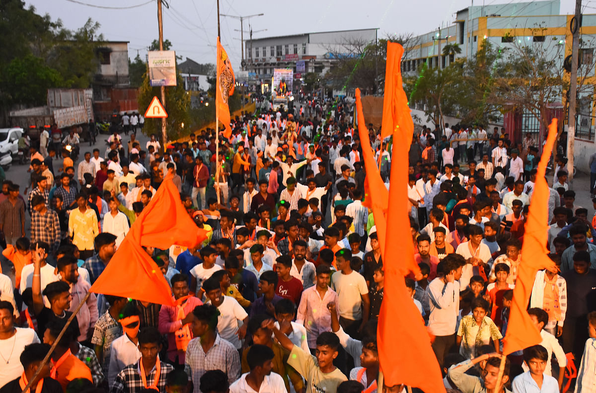 ಯಾದಗಿರಿಯಲ್ಲಿ ವೀರ ಸಾವರ್ಕರ್ ಸೇನಾ ವತಿಯಿಂದ ಶೋಭಾಯಾತ್ರೆ ನಡೆಯಿತು