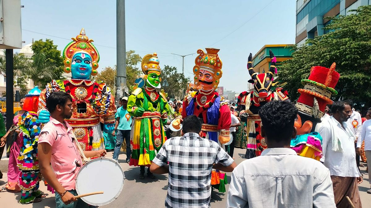 ಮೆರವಣಿಗೆಯಲ್ಲಿ ಪಾಲ್ಗೊಂಡಿದ್ದ ಕಲಾ ತಂಡಗಳು