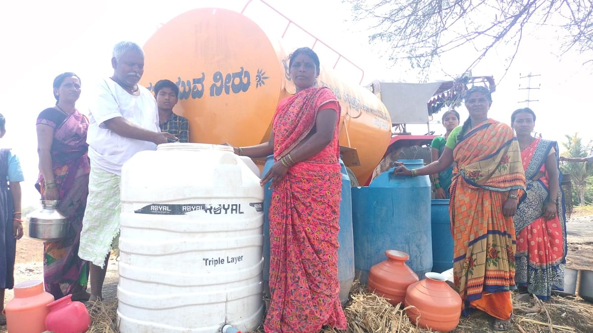 ಚಿಕ್ಕೋಡಿ ತಾಲ್ಲೂಕಿನ ಬೆಳಕೂಡದಲ್ಲಿ ಟ್ಯಾಂಕರ್‌ ನೀರಿಗೆ ಮುಗಿಬಿದ್ದ ಗ್ರಾಮಸ್ಥರು