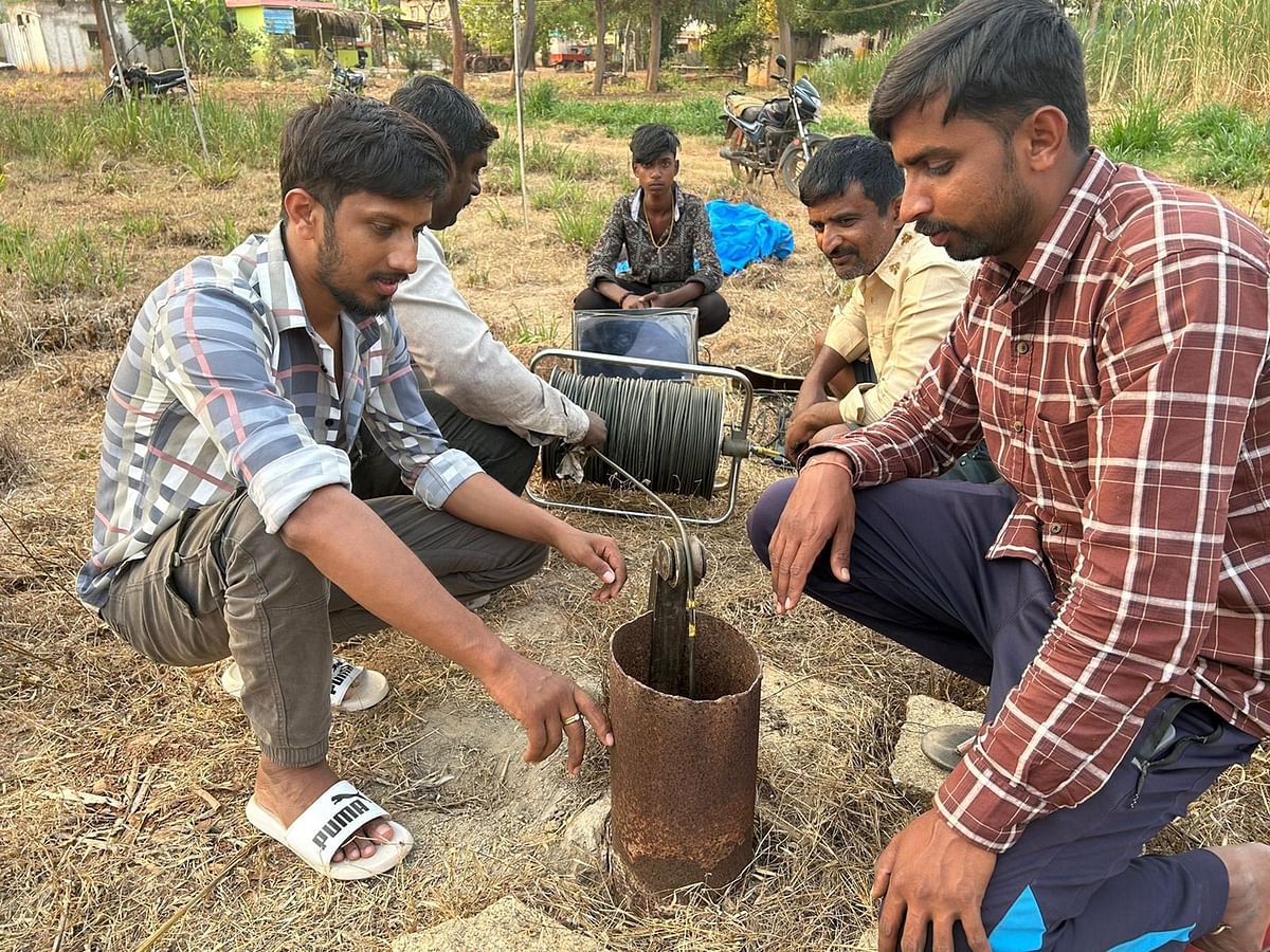 ಕೊಳವೆ ಬಾವಿಯೊಳಗೆ ಕ್ಯಾಮೆರಾ ಬಿಟ್ಟು ನೀರು ಎಷ್ಟಿದೆ ಎಲ್ಲೆಲ್ಲಿ ಗ್ಯಾಪ್ ಇದೆ ಎಂಬುದನ್ನು ಪರೀಕ್ಷಿಸುತ್ತಿರುವುದು