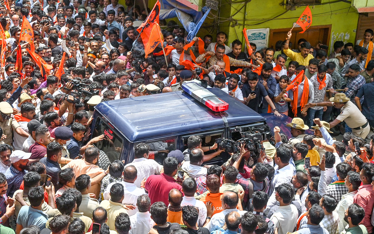 ಆರೋಪಿಗಳ ಬಂಧನಕ್ಕೆ ಆಗ್ರಹಿಸಿ ಪೊಲೀಸ್‌ ಜೀಪಿಗೆ ಪ್ರತಿಭಟನಕಾರರು ಮುತ್ತಿಗೆ ಹಾಕಿದರು. ಪ್ರಜಾವಾಣಿ ಚಿತ್ರ/ ಪ್ರಶಾಂತ್ ಎಚ್.ಜಿ.