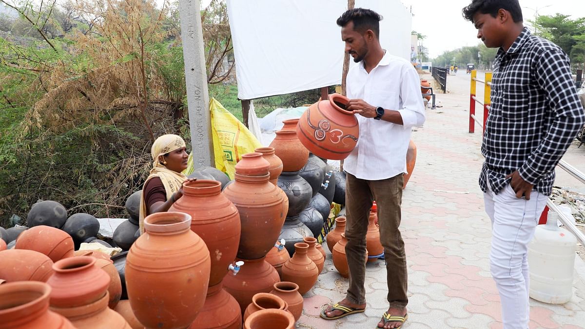 ರಾಯಚೂರು: ಮಾರುಕಟ್ಟೆಗೆ ಬಂದ ಮಣ್ಣಿನ ಗಡಿಗೆಗಳು