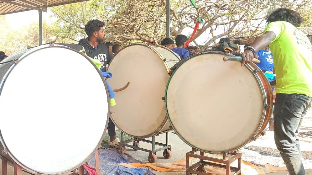 ಕಲಾವಿದರು ಬಾರಿಸಿದ ದೊಡ್ಡ ಗಾತ್ರದ ಡ್ರಮ್‌ಗಳು