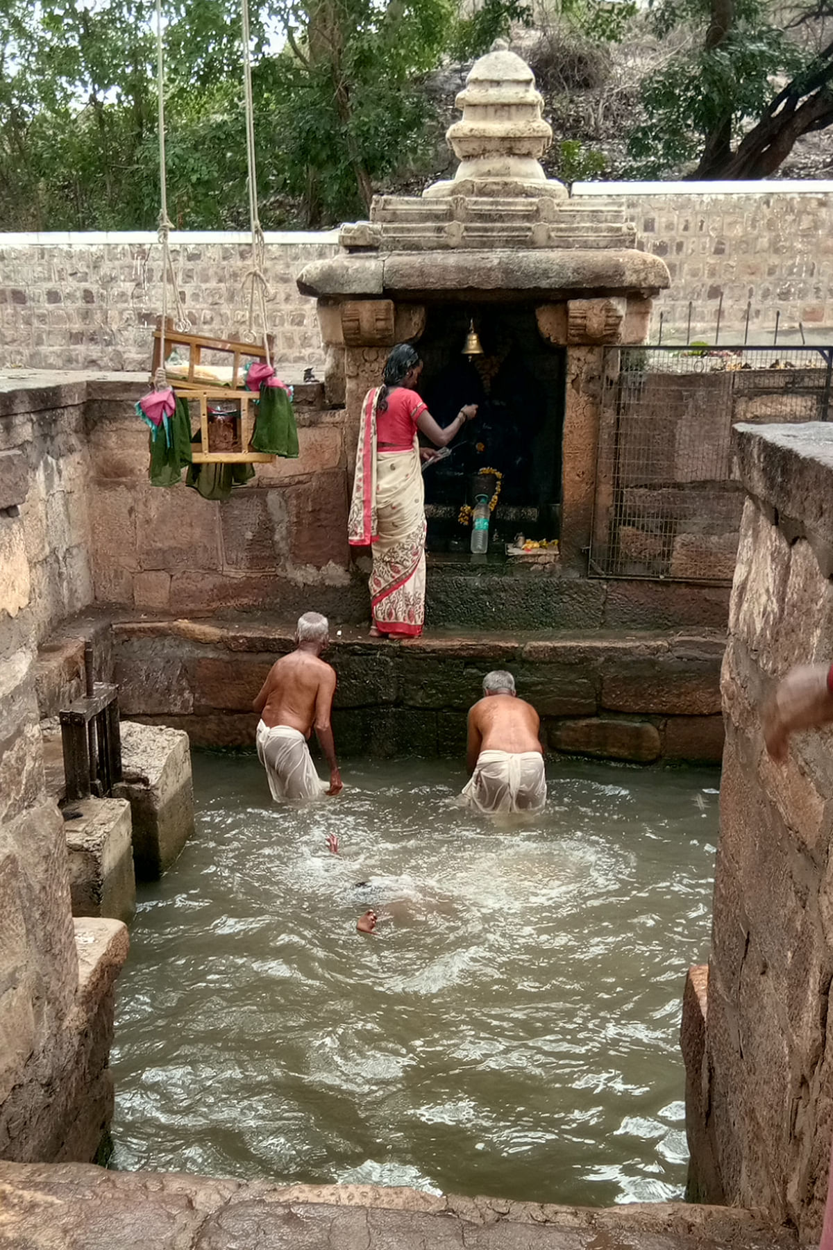 ಚಿಕ್ಕ ಮಹಾಕೂಟೇಶ್ವರ ದೇವಸ್ಥಾನದ ಹೊರಗಿರುವ ಚಿಕ್ಕ ಕಾಶಿ ಪುಷ್ಕರಣಿ