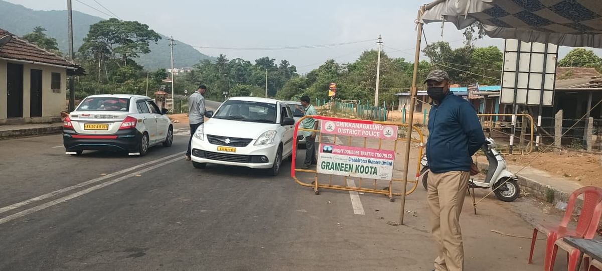 ಕೊಟ್ಟಿಗೆಹಾರದ ಚೆಕ್ ಪೋಸ್ಟ್ ನಲ್ಲಿ ಲೋಕ ಸಭೆ ಚುನಾವಣೆ ಹಿನ್ನಲೆಯಲ್ಲಿ ಕರ್ತವ್ಯ ನಿರತ ಅಧಿಕಾರಿಗಳು ವಾಹನಗಳ ಬಿಗಿ ತಪಾಸಣೆ ನಡೆಸುತ್ತಿರುವುದು