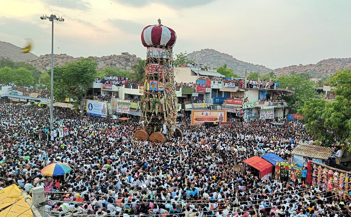 ಕುರುಗೋಡಿನಲ್ಲಿ ಸೋಮವಾರ ಜರುಗಿದ ದೊಡ್ಡ ಬಸವೇಶ್ವರ ಸ್ವಾಮಿ ಮಹಾ ರಥೋತ್ಸವದಲ್ಲಿ ಭಾಗವಹಿಸಿದ್ದ ಅಗಣಿತ ಭಕ್ತರು