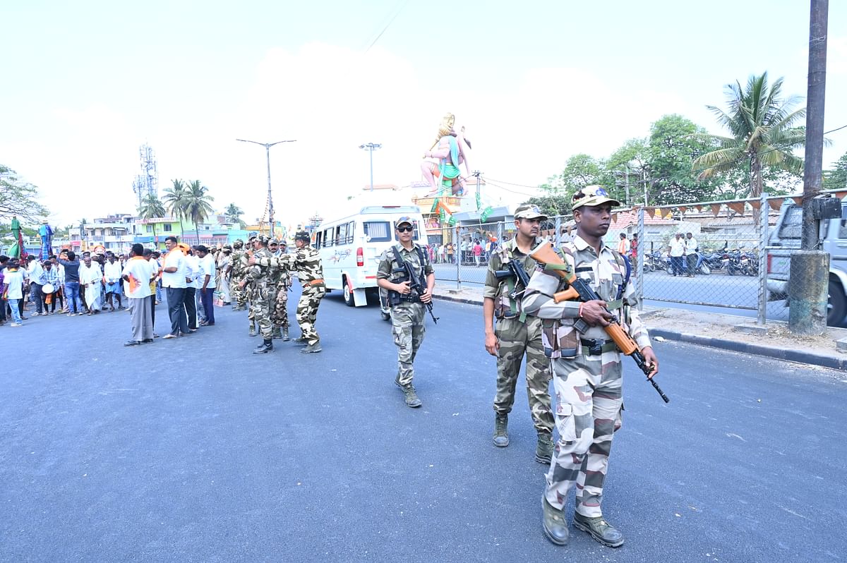 ರಾಮನಗರದಲ್ಲಿ ಗುರುವಾರ ನಡೆದ ಬಿಜೆಪಿ–ಜೆಡಿಎಸ್ ಕಾರ್ಯಕರ್ತರ ಸಮಾವೇಶದ ಸ್ಥಳದಲ್ಲಿ ಕಟ್ಟೆಚ್ಚರ ವಹಿಸಿದ ಅರೆ ಸೇನಾಪಡೆ ಯೋಧರು