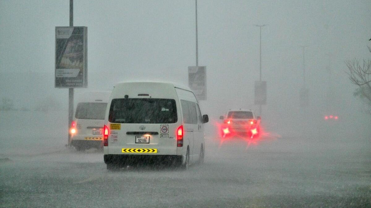 Dubai Rain: ದುಬೈನಲ್ಲಿ ಮಳೆ, ಜನಜೀವನ ಅಸ್ತವ್ಯಸ್ತ; ರಸ್ತೆ, ಹೆದ್ದಾರಿ ಜಲಾವೃತ
