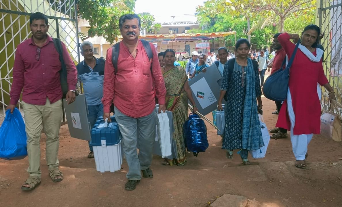 ಮತಗಟ್ಟೆ ಅಧಿಕಾರಿಗಳು ಮತಯಂತ್ರಗಳನ್ನು ಕೊಂಡೊಯ್ಯುತ್ತಿರುವುದು