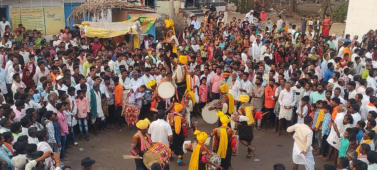 ಜಾತ್ರೆಯಲ್ಲಿ ಪ್ರದರ್ಶನ ನೀಡಿದ ಕಲಾ ತಂಡ