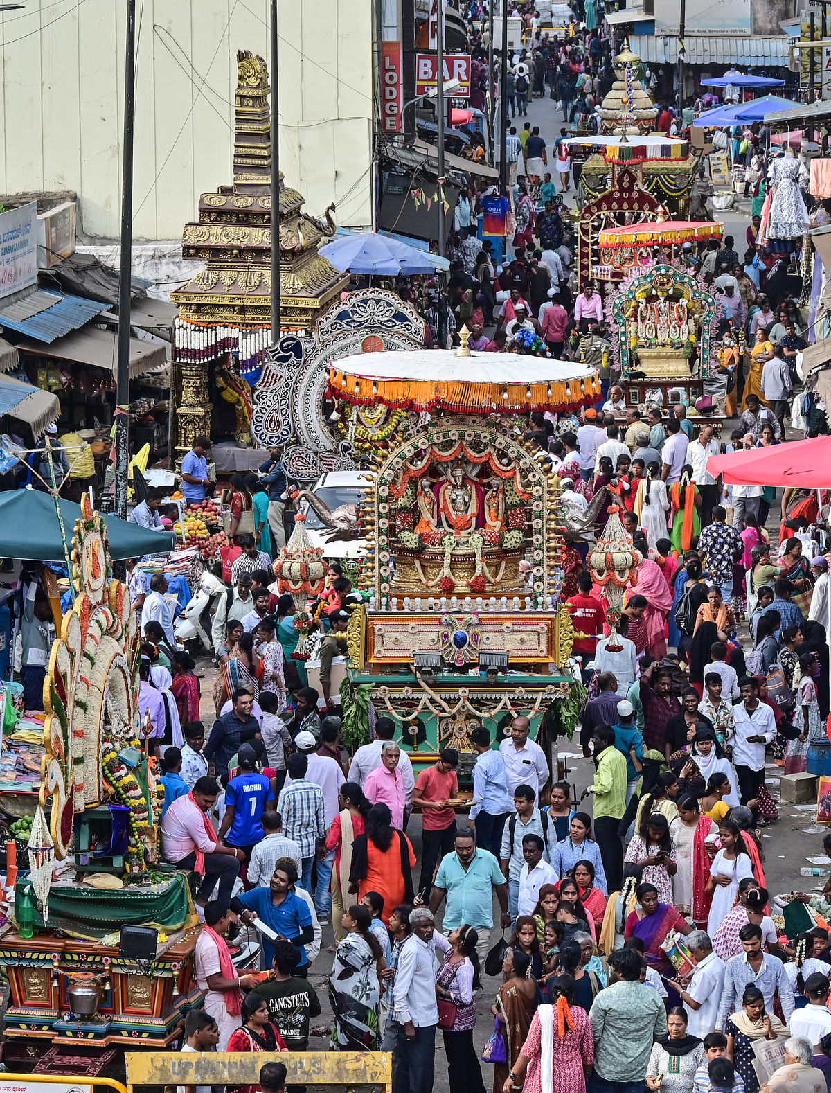 ಅವಿನ್ಯೂ ರಸ್ತೆಯಲ್ಲಿ ಬುಧವಾರ ಸಾಲುಗಟ್ಟಿ ನಿಂತಿದ್ದ ವಿವಿಧ ದೇವರ ರಥಗಳು