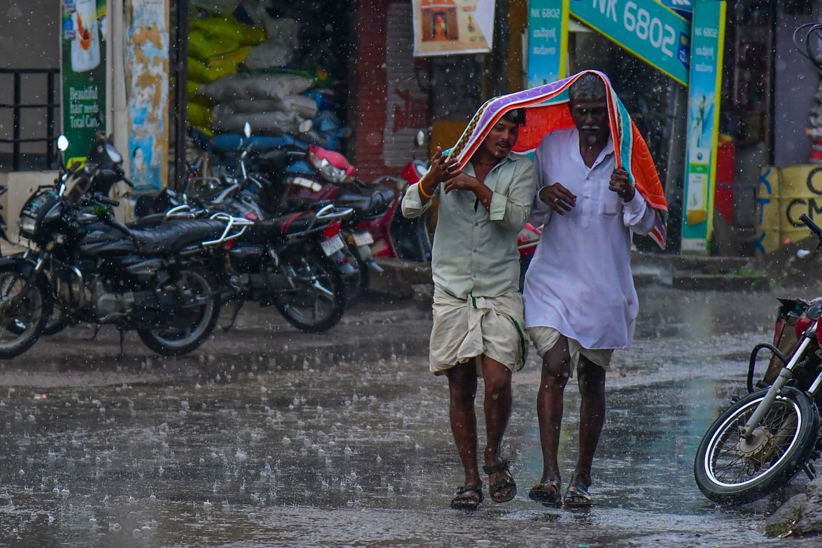 ಒಂದೇ ಟವಲನ್ನು ಅರ್ಧರ್ಧ ಹೊದ್ದು ಮಳೆಯಲ್ಲಿಯೇ ಮಾತನಾಡುತ್ತ ಹೊರಟ ವ್ಯಕ್ತಿಗಳು