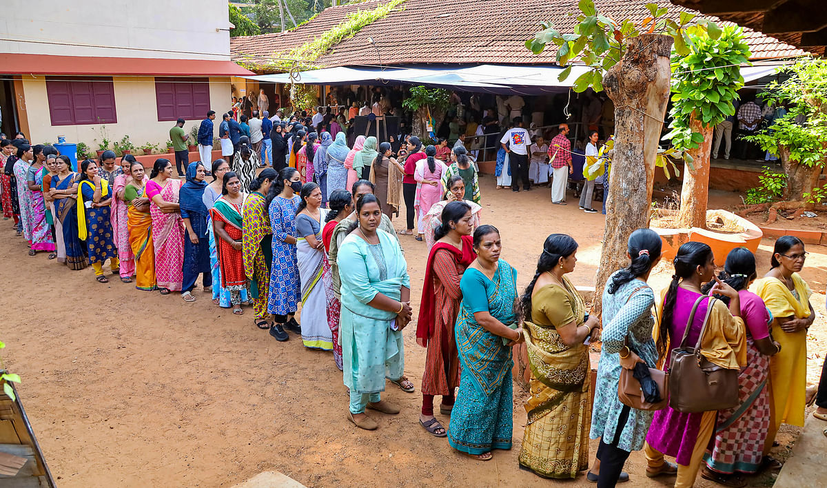 ಕೇರಳದ ಕೋಯಿಕ್ಕೋಡ್‌ನ ಮತಗಟ್ಟೆಯಲ್ಲಿ ಹಕ್ಕು ಚಲಾಯಿಸಲು ಸಾಲುಗಟ್ಟಿ ನಿಂತಿದ್ದ ಮಾನಿನಿಯರು –ಪಿಟಿಐ ಚಿತ್ರ