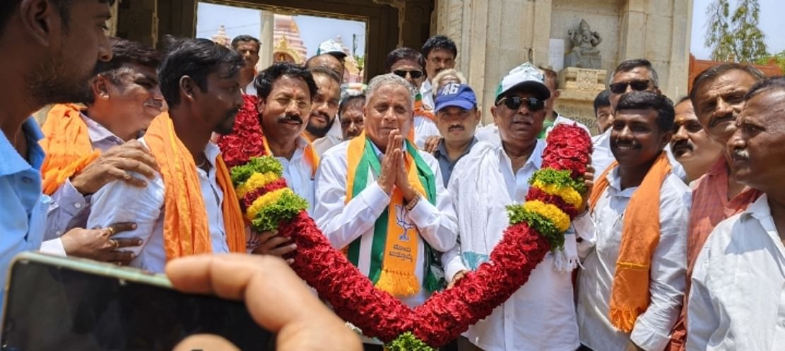 ಮೈತ್ರಿ ಅಭ್ಯರ್ಥಿ ವಿ.ಸೋಮಣ್ಣ ಶಾಸಕ ಎಂ.ಟಿ.ಕೃಷ್ಣಪ್ಪ ಮಾಜಿ ಶಾಸಕ ಜಯರಾಮ್ ಎ.ಎಸ್. ದಂಡಿನಶಿವರ ತುರುವೇಕೆರೆ ತಾಲ್ಲೂಕಿನ ಸಂಪಿಗೆ ಶ್ರೀನಿವಾಸ ದೇವಾಲಕ್ಕೆ ತೆರಳಿದಾಗ ಅಭಿಮಾನಿಗಳಿಂದ ಹೂಮಾಲೆ ಹಾಕಲಾಯಿತು.