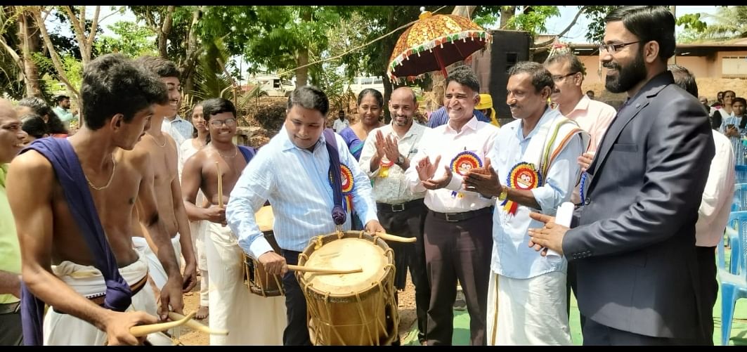 ಮುಡಿಪುವಿನ ನವೋದಯ ವಿದ್ಯಾಲಯದ ಕಾರ್ಯಕ್ರಮಕ್ಕೆ ಬಂದಿದ್ದ ಜಿಲ್ಲಾಧಿಕಾರಿ ಮುಲ್ಲೈ ಮುಗಿಲನ್‌ ಅವರು ಸಾಂಸ್ಕೃತಿಕ ಮೆರವಣಿಗೆಯಲ್ಲಿ ಚೆಂಡೆ ನವಾದನ ಮಾಡಿದರು