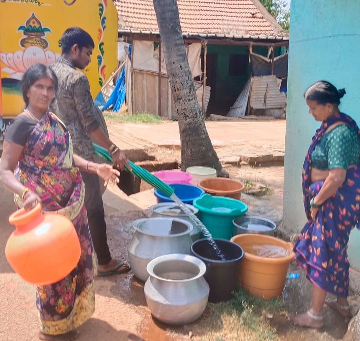 ರಾಮನಗರದ ಬಡಾವಣೆಯೊಂದರಲ್ಲಿ ಜನರು ಟ್ಯಾಂಕರ್‌ ನೀರನ್ನು ಪಾತ್ರೆ ಹಾಗೂ ಬಕೆಟ್‌ಗಳಲ್ಲಿ ತುಂಬಿಸಿ ಇಟ್ಟುಕೊಳ್ಳುತ್ತಿರುವುದು