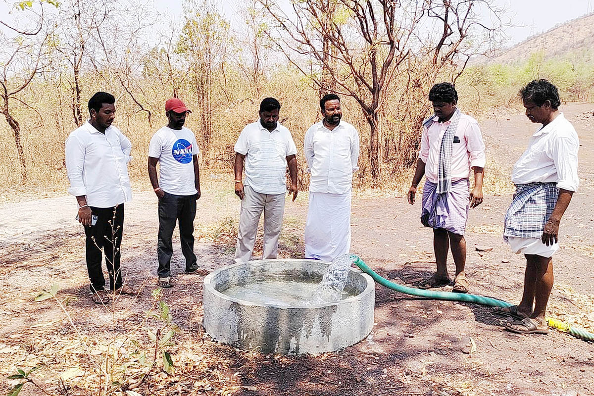 ಮರಿಯಮ್ಮನಹಳ್ಳಿ ಸಮೀಪದ ಗುಂಡಾ ಕಾಯ್ದಿಟ್ಟ ಅರಣ್ಯ ಪ್ರದೇಶದಲ್ಲಿ ಸಿಮೆಂಟ್ ತೊಟ್ಟಿಗಳಲ್ಲಿ ಸಮಾಜ ಸೇವಕ ಶ್ರೀನಿವಾಸ ವ್ಯಾಸನಕೆರೆ ಅವರು ನೀರು ತುಂಬಿಸುತ್ತಿರುವುದು