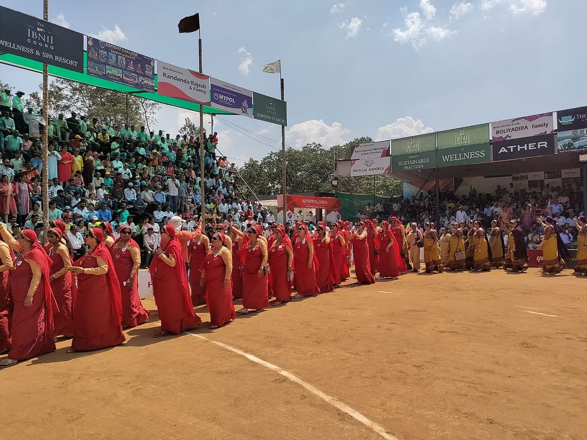 ನಾಪೋಕ್ಲುವಿನ ಚೆರಿಯಪರಂಬುವಿನ ಜನರಲ್ ತಿಮ್ಮಯ್ಯ ಕ್ರೀಡಾಂಗಣದಲ್ಲಿ ಭಾನುವಾರ ನಡೆದ ಕೊಡವ ಕೌಟುಂಬಿಕ ಹಾಕಿ ಟೂರ್ನಿ ಕುಂಡ್ಯೋಳಂಡ ಕಪ್‌ನಲ್ಲಿ ಭಾನುವಾರ ಕೊಡವ ಮಹಿಳೆಯರು ಸಂಭ್ರಮದ ಮೆರವಣಿಗೆಯಲ್ಲಿ ಪಾಲ್ಗೊಂಡರು